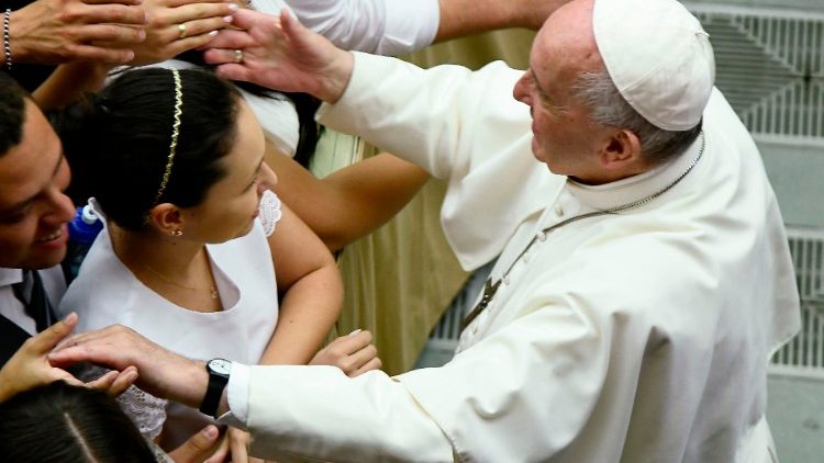 Pope Francis prays for defenceless US shooting victims